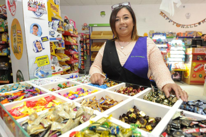 Paula Andrea, junto a un cajón de caramelos de su tienda.-ISRAEL L. MURILLO