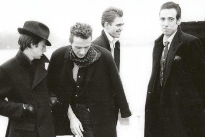 Topper Headon, Joe Strummer, Paul Simonon y Mick Jones, The Clash, en una fotografía de 1980.-