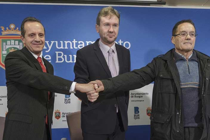 Gerardo Bilbao (Quintanadueñas), Javier Lacalle y Serafín Aguilar (Sotragero) durante la firma del convenio, ayer, en Burgos.-SANTI OTERO