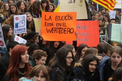 Manifestación de estudiantes de Bachillerato contra la Lomce en Barcelona.-DANNY CAMINAL