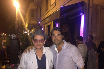 Bono, con un fan ante el pub Jockey de Valencia.-FACEBOOK