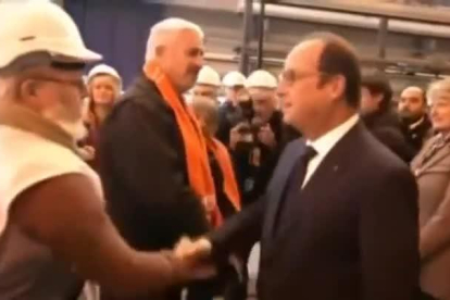 Sindicalistas de CGT niegan el saludo a Hollande por los despidos en Air France.-ATLAS