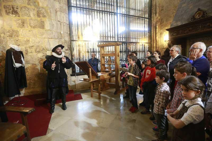 Jesús Cristóbal se metió en el papel y en los ropajes del autor de ‘Don Quijote de la Mancha’ el pasado sábado, con aforo completo en la visita.-Raúl Ochoa