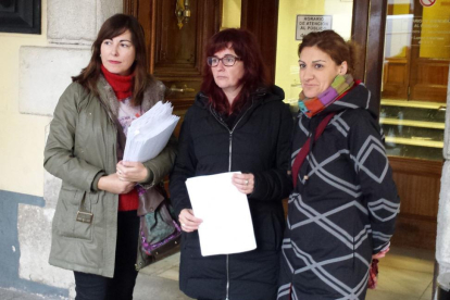 Las representantes del Ampa en la puerta del Ayuntamiento donde registraron el escrito que avala las firmas.-L. V.