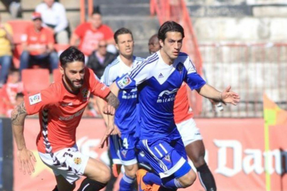 El jugador del Mirandés Provencio forcejea con un jugador del Nàstic en el duelo de ayer en el Nou Estadi-LaLiga.com