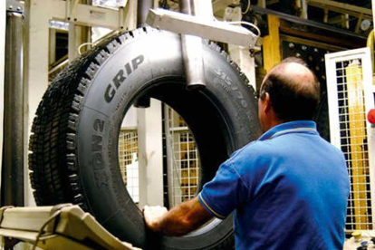 Un trabajador de la factoría de Michelin en Aranda de Duero supervisa uno de los neumáticos que allí se fabrican.