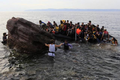 Un grupo de inmigrantes sirios llega este miércoles en lancha neumática a la costa de Mitilene, en la isla griega de Lesbos, tras cruzar el Mediterráneo.-Foto: EFE / ORESTIS PANAGIOTOU