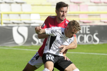 Juanma protege un balón ante un jugador del Salamanca-Israel L. Murillo