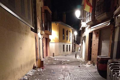 Vasos y platos de plástico en la calle tras un evento de gran afluencia.-L.V.