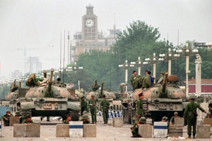 <em>Tanques chinos camino a la plaza de Tiananmén (Pekín) en 1989.