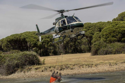 Un helicóptero, en las tareas de extinción del incendio de Cadalso de los Vidrios.-BERNAT ARMANGUE (AP)