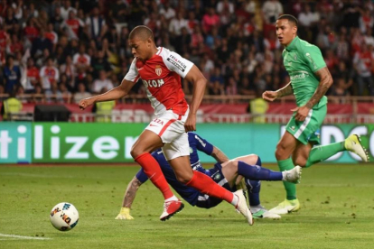 Mbappé, durante un partido contra el Saint-Etienne de la pasada temporada.-JEAN-PIERRE AMET
