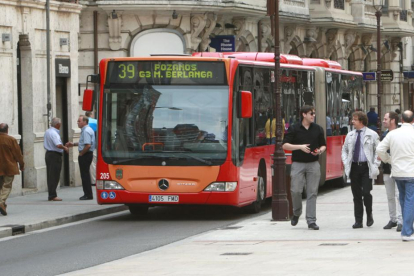 Un autobús circula por la calle Santander.-RAÚL G. OCHOA