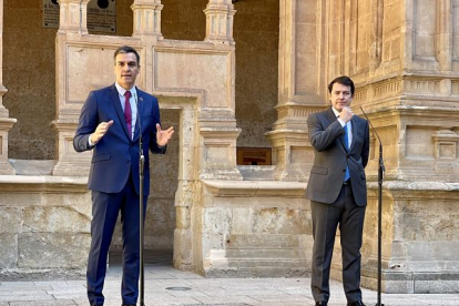 El presidente del Gobierno, Pedro Sánchez, junto al presidente de Castilla y León, Alfonso Fernández Mañueco, en la XXIV Conferencia de Presidentes en Salamanca. ICAL