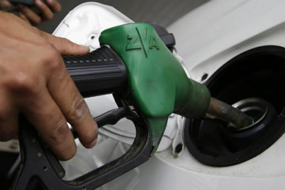 Un usuario pone carburante a su vehículo.-Foto: EFE/ A. H.