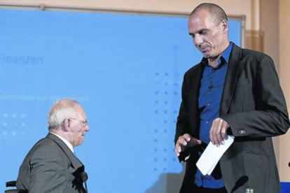 Varoufakis (derecha), con Schauble, tras una rueda de prensa en Berlín, el pasado5 de febrero-Foto: GETTY IMAGES/ CARSTEN KOALL