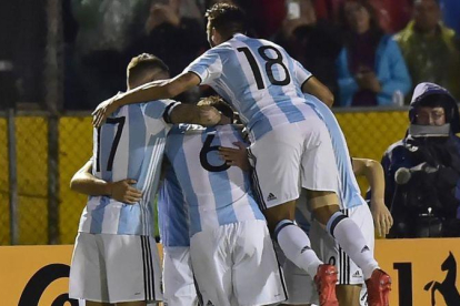 La selección argentina festeja uno de los goles en Quito.-AFP / ODRIGO BUENDIA