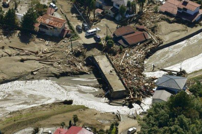 La madera se apila alrededor de un puente después de que el tifón ’Hagibis’ golpeara la ciudad de Marumori, en la prefectura japonesa de Miyagi.-AP