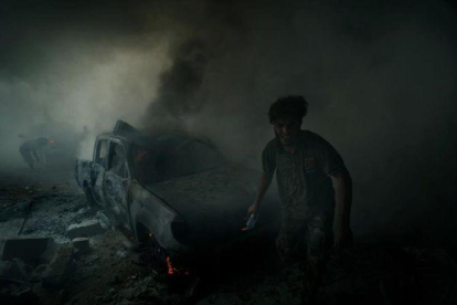 RICARDO GARCIA VILANOVA-Imagen tomada poco después de estallar un coche bomba accionado por un suicida en Sirte.