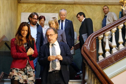 Maria Eugènia Gay con el resto de asistentes al acto de constitución de la comisión independiente-RICARD CUGAT