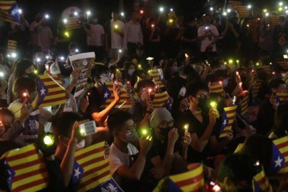 Concentración en Hong Kong en apoyo de los independentistas catalanes.-AP / MARK SCHIEFELBEIN