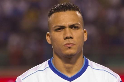 Arnold Peralta, con la camiseta de Honduras antes de disputar un amistoso contra Venezuela en el 2014.-AP / MOISÉS CASTILLO