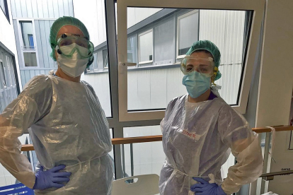 Dos enfermeras con el equipo de protección. ECB
