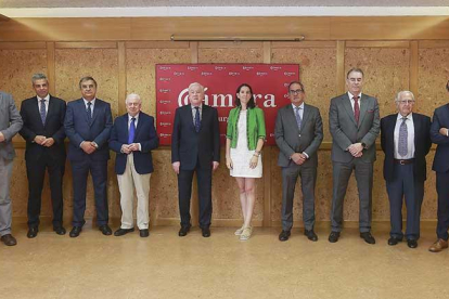 El presidente de Burgos y su comité ejecutivo, con la directora de Comercio.-RAÚL G. OCHOA