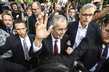 Alexander Van der Bellen saluda a la multitud que celebra en Viena su victoria en las presidenciales.-EFE / CHRISTIAN BRUNA