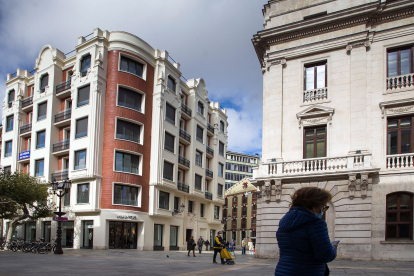 La Diputación compra una planta del rehabilitado edificio que albergaba el hotel España para trasladar servicios. TOMÁS ALONSO