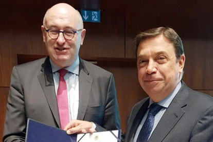 El ministro (dch.) recibió el diploma de manos del comisario europeo (izq)-ECB