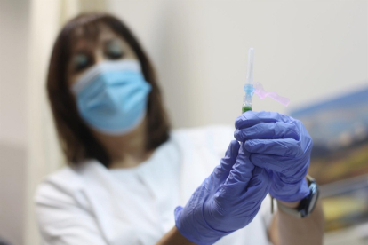 Una enfermera muestra una vacuna.- EUROPA PRESS