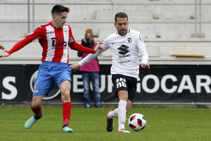 Goti conduce el balón en un partido con el Burgos CF. SANTI OTERO