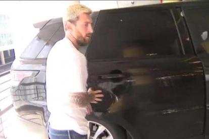 Messi, a su llegada en el aeropuerto de El Prat.-