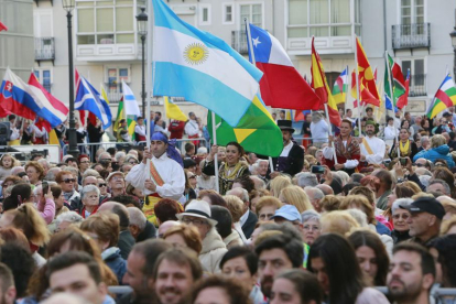 Las 84 banderas de los países participantes de las 40 ediciones del Festival de Folclore de Burgos.-RAÚL G. OCHOA
