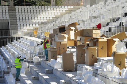 El Plantío toma forma. La nueva grada de Lateral ya cuenta con los asientos blancos y negros-Israel L. Murillo