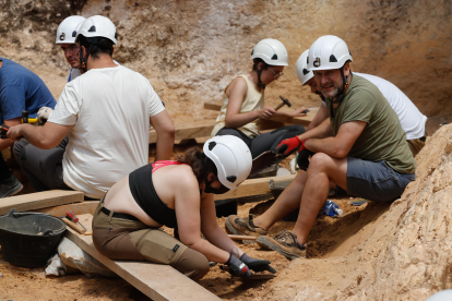 Trabajos en el yacimiento Cueva Fantasma en Atapuerca con el que arranca la campaña 44 de excavaciones. SATI OTERO