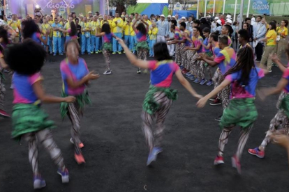 Ambiente festivo en la recepción a los atletas a su llegada a la Villa Olímpica de Río de Janeiro-AP / CHARLIE RIEDEL