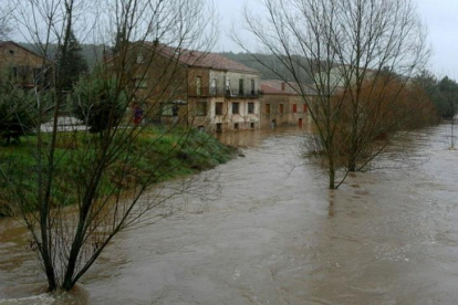 Las aguas del Arlanza alcanzaron algunas viviendas de Palacios de la Sierra en la zona de la Dehesilla.-ECB