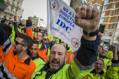 Protesta de estibadores ante la sede de la Delegación del Gobierno en València.-MIGUEL LORENZO