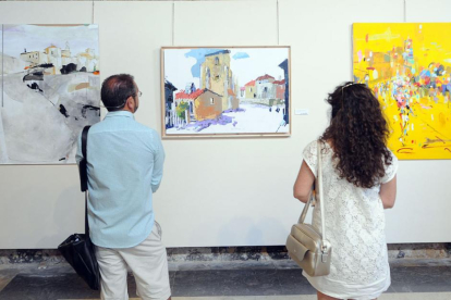Dos visitantes observan la obra de Saiz Manrique (c.), flanqueada por la de María Jesús Mata (i.), la ganadora, y Susana Villar.-Israel L. Murillo