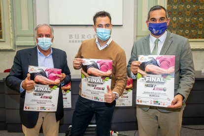 Feijoo (FER), De la Rosa (alcalde de Burgos) y Leví Moreno (concejal de Deportes) posan con el cartel del encuentro, ayer. SANTI OTERO