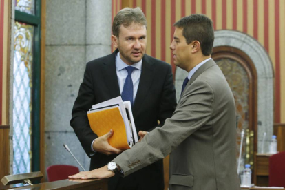 Alcalde y vicealcalde charlan al inicio de la sesión plenaria.-RAÚL G. OCHOA