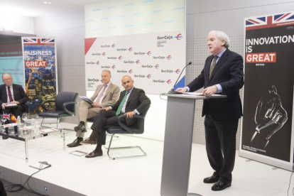 El embajador de Reino Unido en España, Simon J. Manley (2D), participa en el Círculo de Actualidad Empresarial, acompañado por el presidente de la Cámara de Comercio de Burgos, Antonio Méndez Pozo (D), y el director territorial de Ibercaja.-ICAL