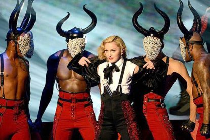 Los cuernos de los bailarines minotauros de Madonna durante la actuación de los últimos Premios Brit son obra del artesano burgalés-Leather Design