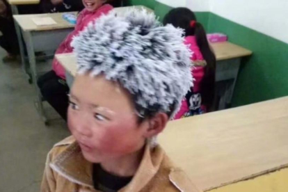 El Pequeño Wang, con el pelo congelado, en su colegio.-/ DIARIO DEL PUEBLO