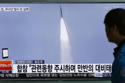 Imagen televisiva del lanzamiento de un misil norcoreano, vista en la estación de tren de Seúl, el 31 de mayo.-AP / LEE JIN-MAN