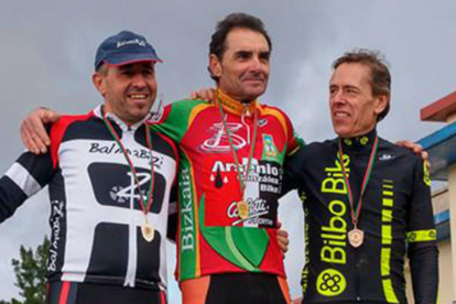 Arsenio González (centro), en el podio de Berriz.-