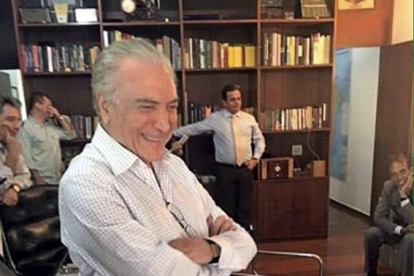 El vicepresidente de Brasil, Michel Temer, sigue por televisión la votación de la Cámara de Diputados.-REUTERS