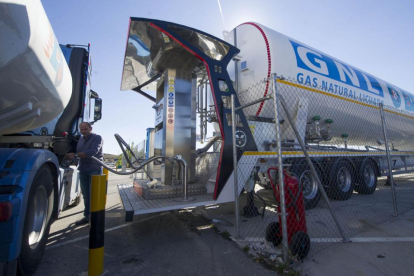 El único depósito móvil de gas natural licuado de la Comunidad se ubica en la estación de Rubena.-ISRAEL L. MURILLO
